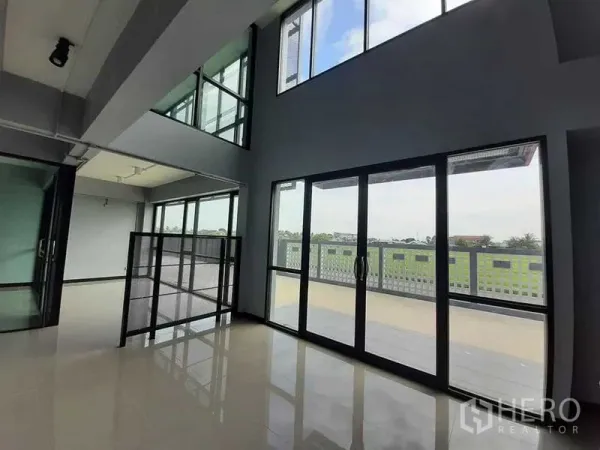 工厂 出租或出售 - 双挑高办公室，落地窗通向阳台，视野开阔。