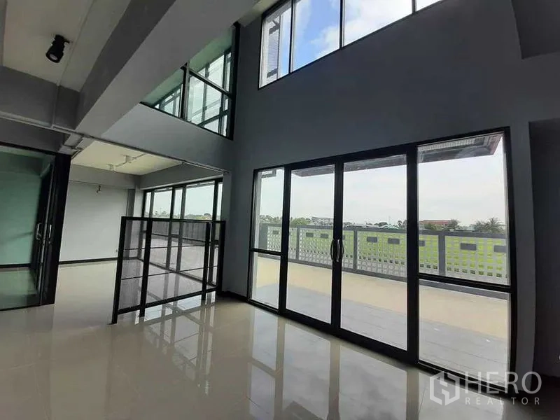 工厂 出租或出售 - 双挑高办公室，落地窗通向阳台，视野开阔。