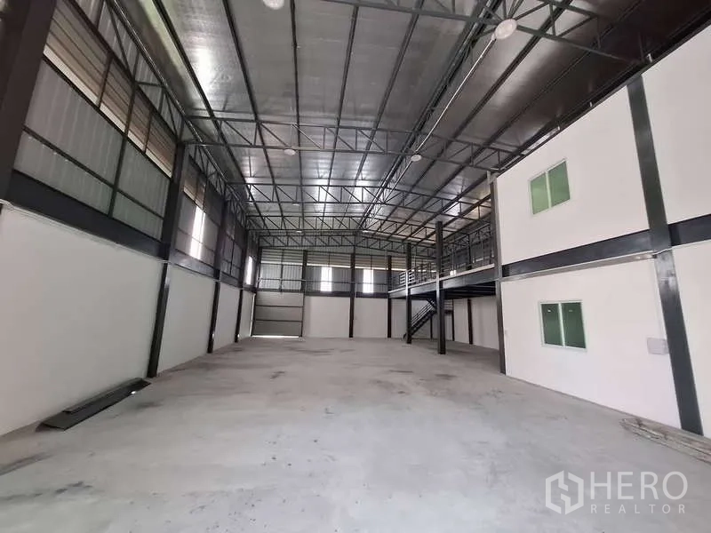 货栈 出租或出售在Bang Phli, Samut Prakan - 高净空仓库通道，保温屋顶与卷帘门