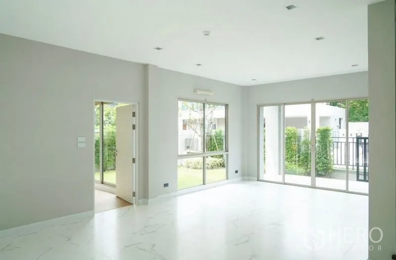 独立式住宅 出租 - 明亮的客厅，落地推拉窗面对花园景观。