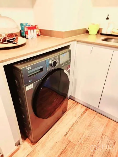 公寓 出售在Bang Rak, Bangkok - 洗衣角，台面下前开门洗烘一体机与水槽相邻。
