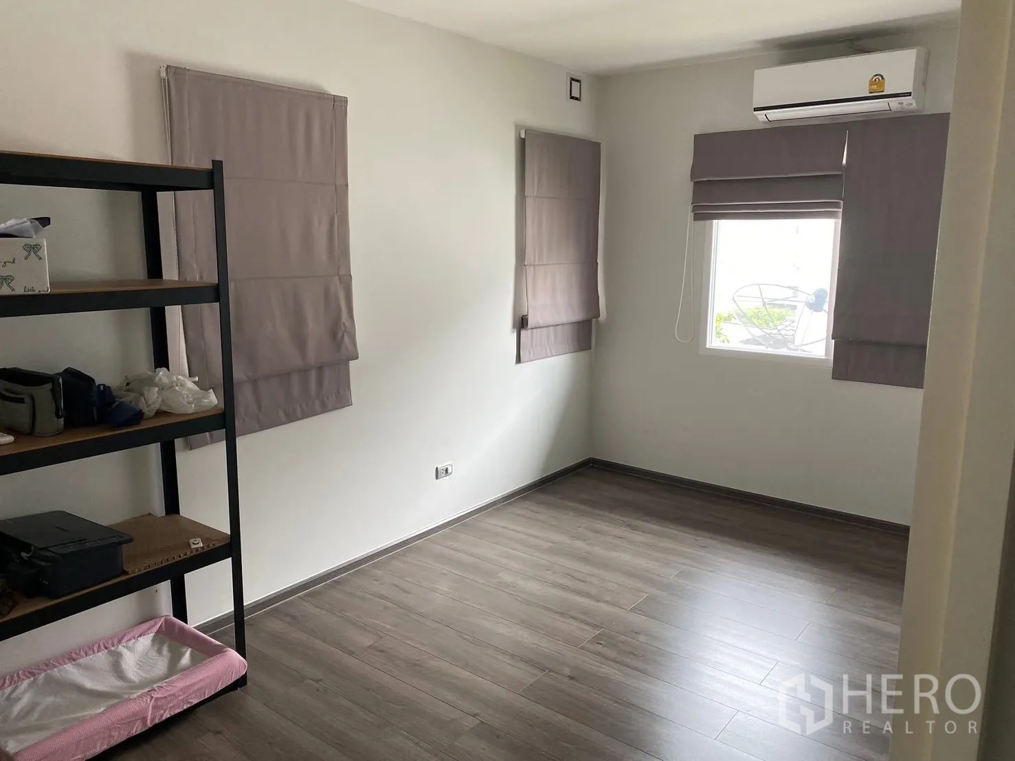 บ้าน ให้เช่าในPrawet, Bangkok - ห้องนอนที่สาม มีมู่ลี่ ชั้นวางของ และพื้นไม้