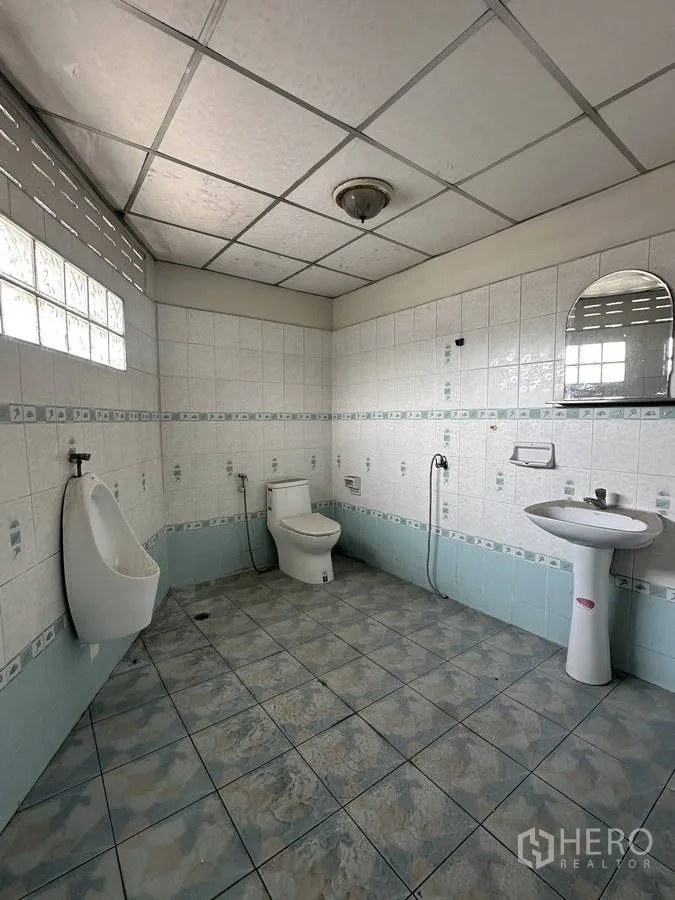 สำนักงานที่บ้าน ให้เช่าในTaling Chan, Bangkok - ห้องน้ำปูกระเบื้อง พร้อมโถสุขภัณฑ์ โถปัสสาวะ อ่างล้างหน้า และช่องแสงบล็อกแก้ว