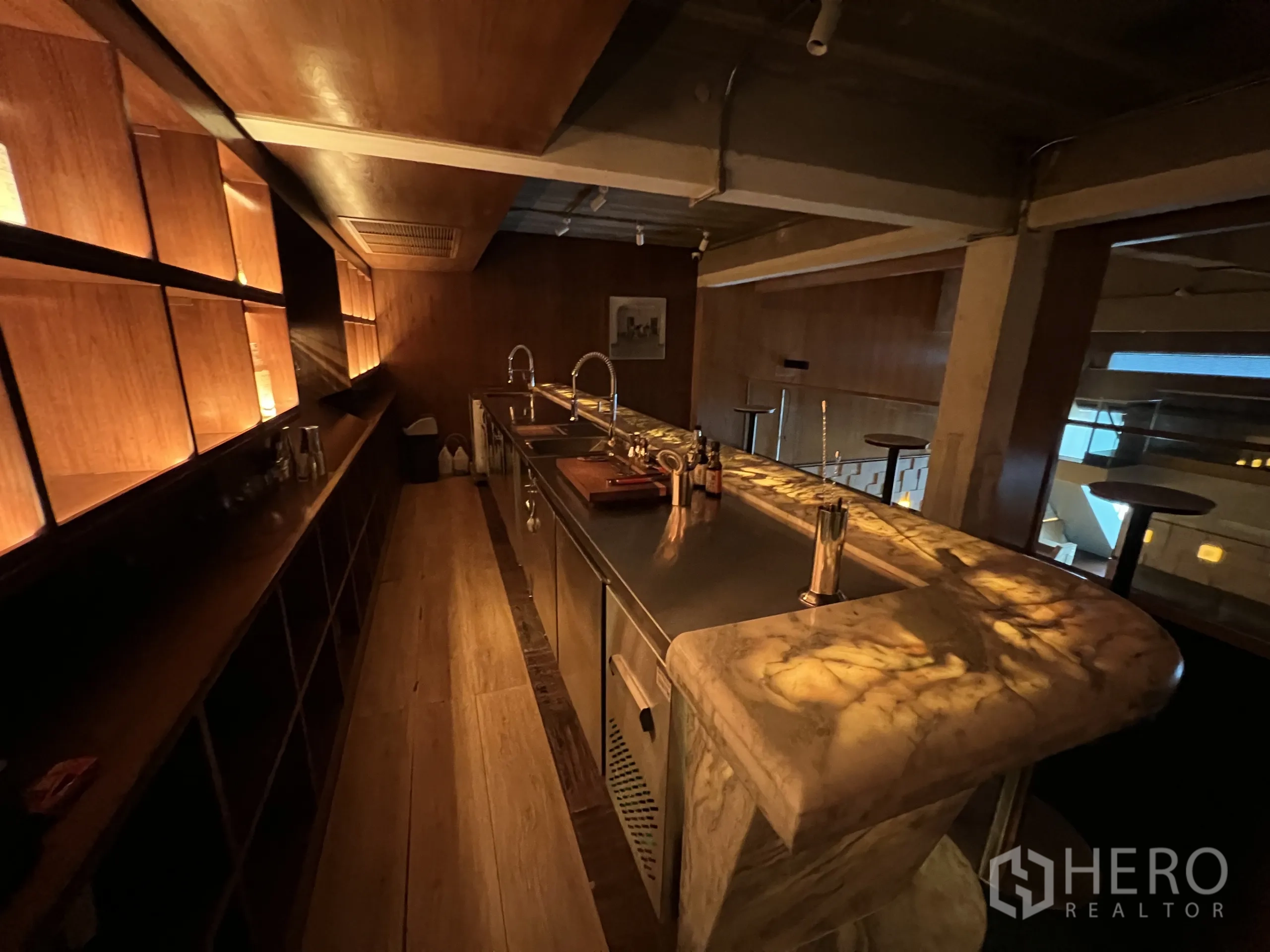 零售空间 出租在Watthana, Bangkok - 夹层后吧，发光石材台面与木质酒架。