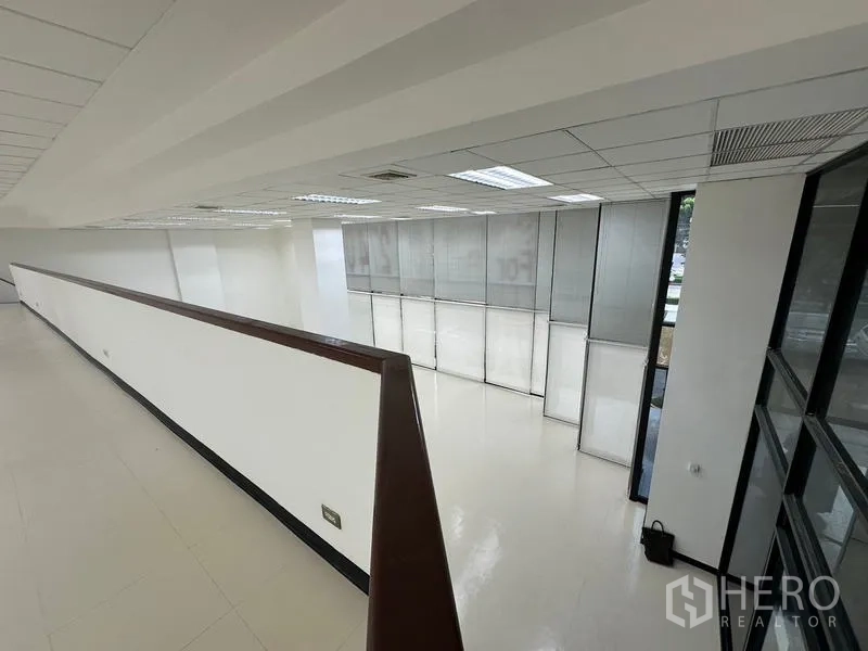 展厅 出租 - 夹层走道紧邻通高玻璃，获得良好自然采光与街景。