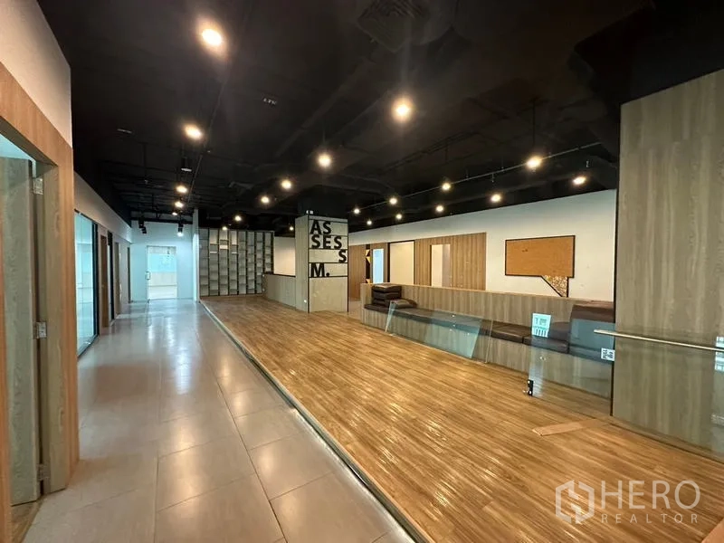 Office Space for rent in Ratchathewi, Bangkok - Corridor with seating nook, glass balustrade and storage lockers.