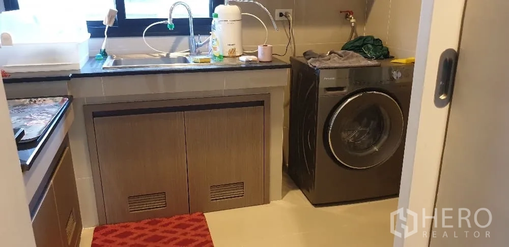 บ้าน ให้เช่าหรือขายในLam Luk Ka, Pathum Thani - มุมครัวและซักล้าง อ่างล้างจาน ท็อปสีดำ และเครื่องซักผ้า
