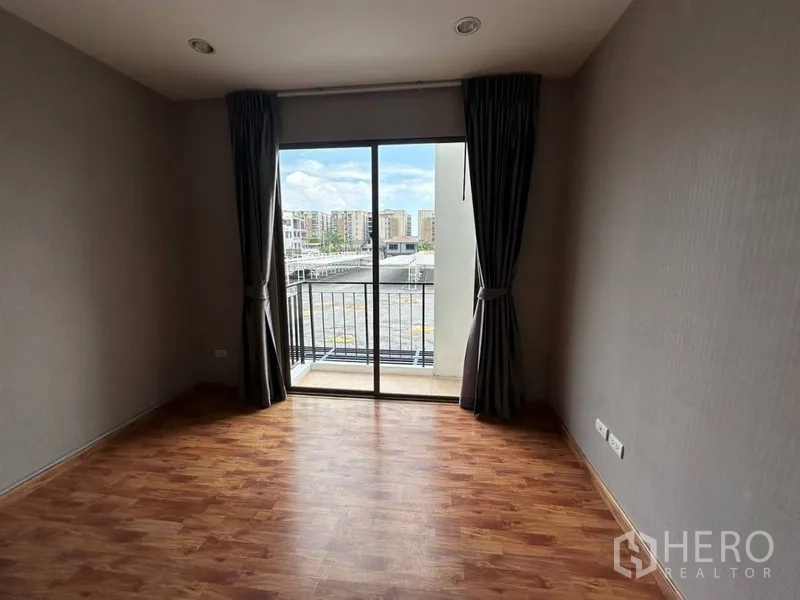 ทาวน์เฮาส์ ให้เช่าหรือขายในPhra Khanong, Bangkok - ห้องนอนมีประตูกระจกเลื่อนออกระเบียง มองเห็นวิวเมือง