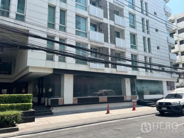 零售空间 出租在Watthana, Bangkok - 街景外观，展示一层商铺与人行道空间。