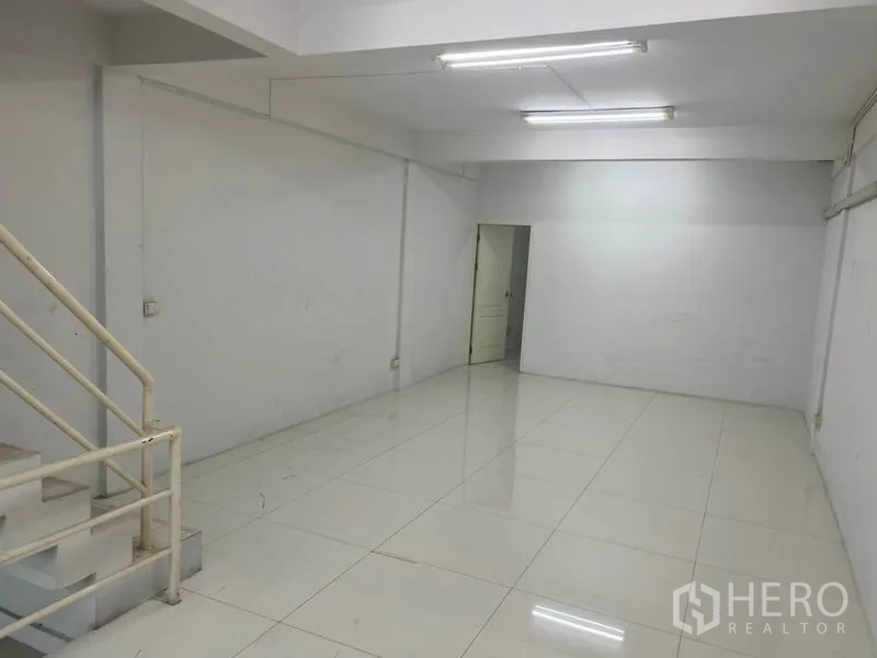 อาคารพาณิชย์ ให้เช่าในBang Rak, Bangkok - ชั้นบนกว้างสว่าง มีบันไดและประตูทางเชื่อมไปยังห้องด้านหลัง