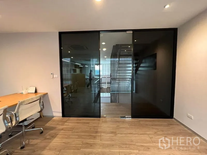 สำนักงานที่บ้าน ให้เช่าในBueng Kum, Bangkok - ห้องทำงานส่วนตัวหลังประตูกระจกสีชา พื้นไม้