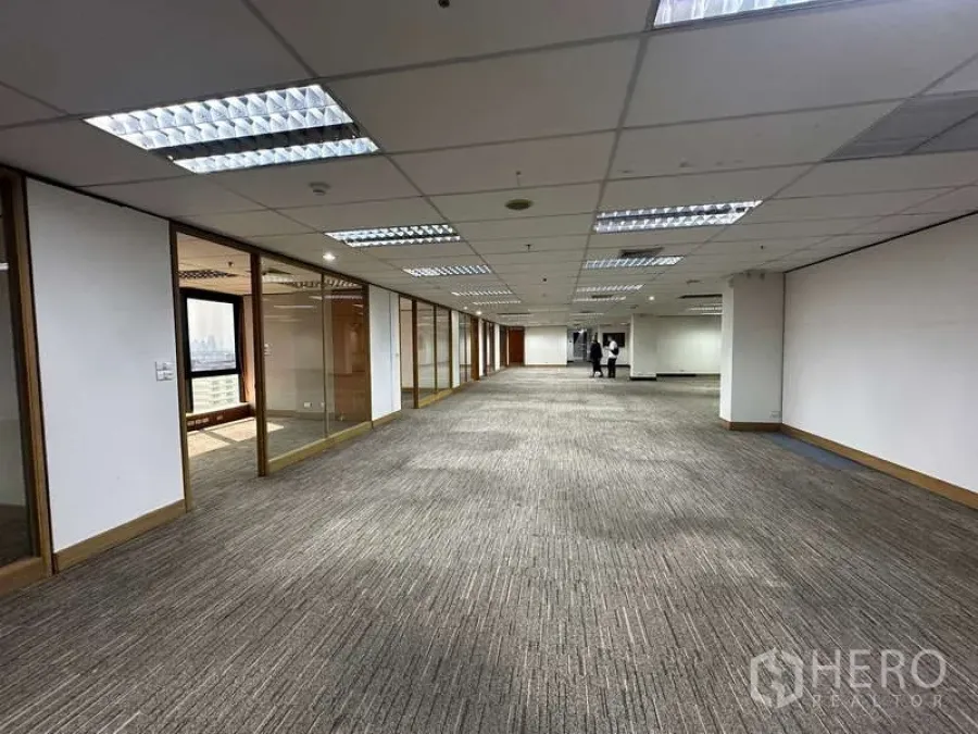 Office Space for rent in Khlong Toei, Bangkok - Wide office floor with glass partitions, carpet and suspended ceiling.