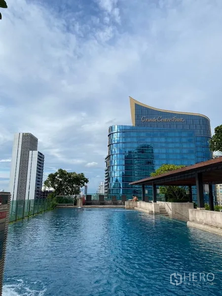 คอนโด ให้เช่าในWatthana, Bangkok - สระว่ายน้ำดาดฟ้าพร้อมวิวสกายไลน์ย่านทองหล่อและราวกันตกกระจก