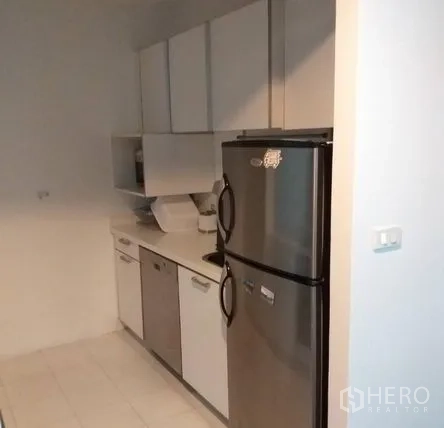 คอนโด ให้เช่าในPathum Wan, Bangkok - ครัวแยก ตู้ลอยสีขาว เคาน์เตอร์ และตู้เย็นสเตนเลส