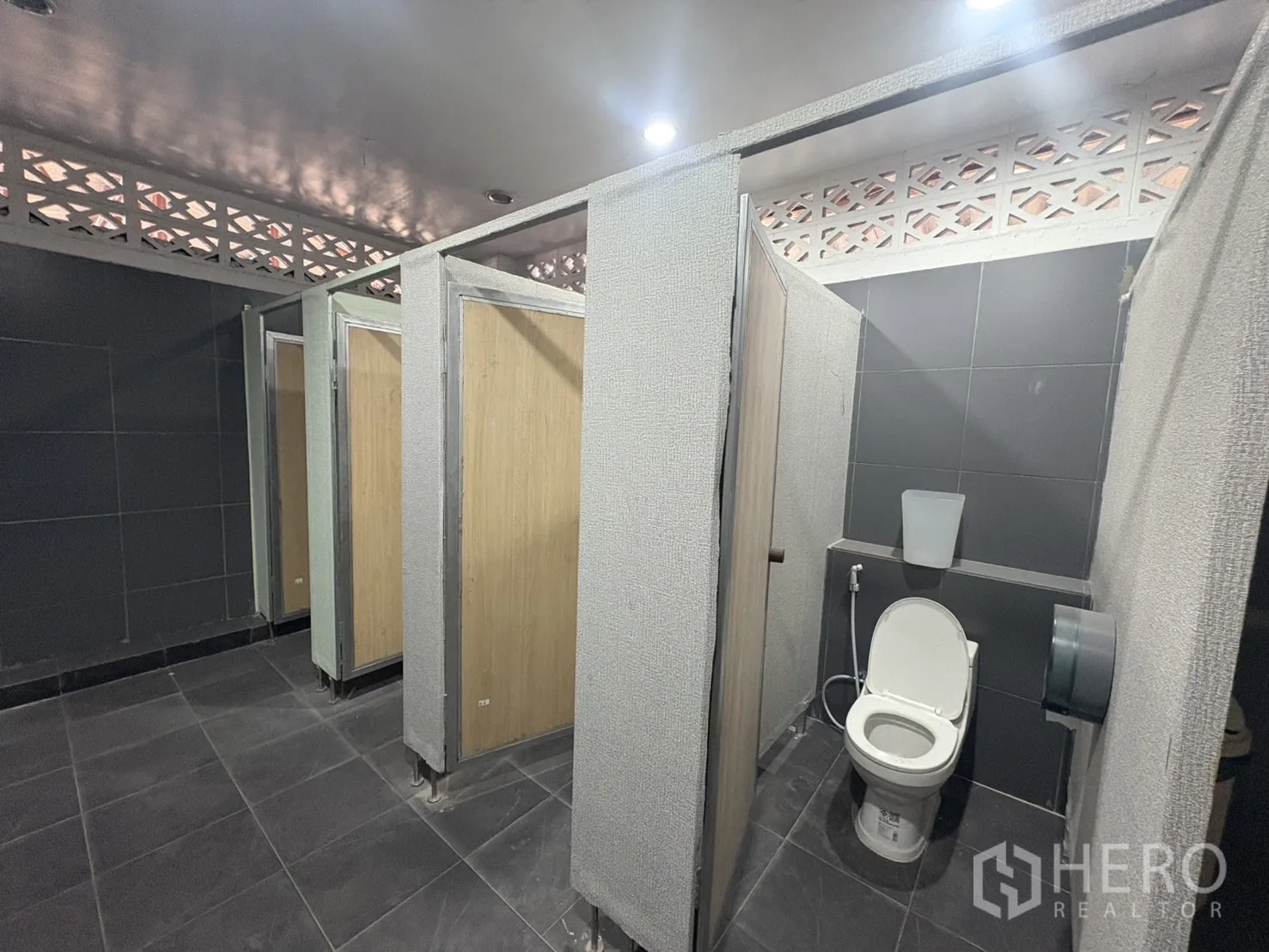 คลังสินค้า ให้เช่าในBang Phli, Samut Prakan - ห้องน้ำพร้อมห้องส้วมแยกหลายคูหา ผนังโทนเทา