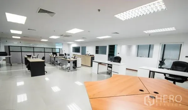 สำนักงาน ให้เช่าในHuai Khwang, Bangkok - สำนักงานแบบเปิดโล่งกว้าง มีโต๊ะทำงานหลายชุด แสงสว่างและพื้นกระเบื้อง