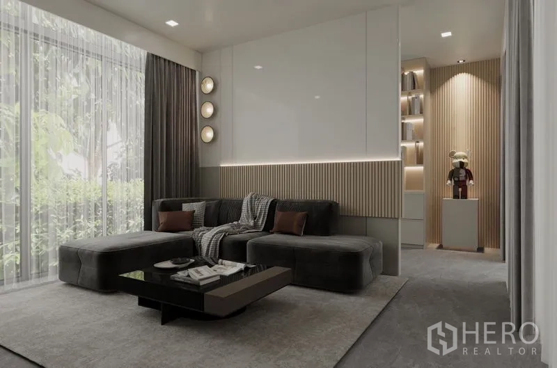 บ้าน ให้เช่าในSaphan Sung, Bangkok - ห้องนั่งเล่นชั้นล่าง โซฟาตัวยาว ผ้าม่านโปร่ง และวิวสวน