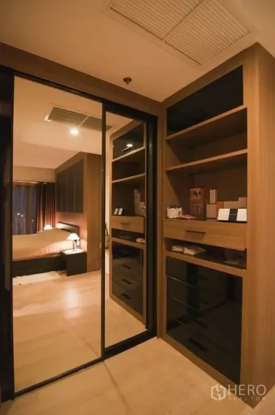 公寓 出租在Khlong Toei, Bangkok - 步入式衣柜，镜面推拉门与内置收纳，储物充裕。