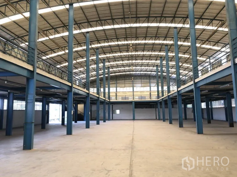 工厂 出租在Sai Noi, Nonthaburi - 开阔厂房地面，两侧均设夹层用于储物