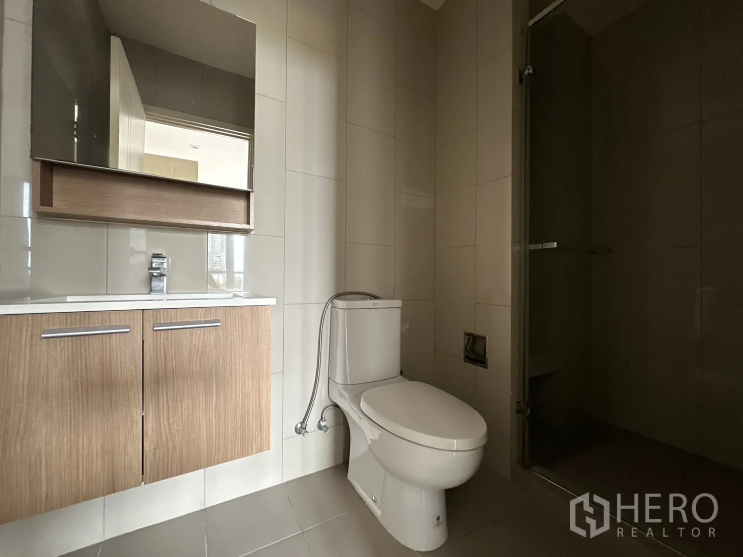 คอนโด for rent in Watthana, Bangkok - ห้องน้ำมีอ่างล้างหน้า ตู้เก็บของ โถสุขภัณฑ์ และห้องอาบน้ำกระจกแยกส่วน