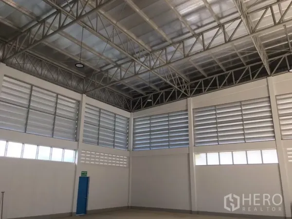 คลังสินค้า ให้เช่าในNong Chok, Bangkok - ภายในโกดังเพดานสูง โครงถักเหล็ก หลังคาพร้อมฉนวน และหน้าต่างระบายอากาศแบบบานเกล็ด