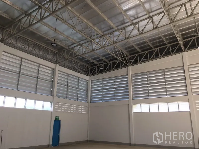 คลังสินค้า ให้เช่าในNong Chok, Bangkok - ภายในโกดังเพดานสูง โครงถักเหล็ก หลังคาพร้อมฉนวน และหน้าต่างระบายอากาศแบบบานเกล็ด