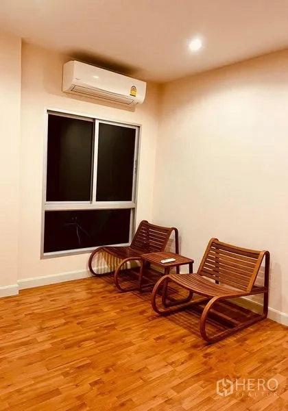 บ้าน ให้เช่าในPhasi Charoen, Bangkok - มุมพักผ่อนเก้าอี้ไม้สองตัว ข้างหน้าต่างและเครื่องปรับอากาศ