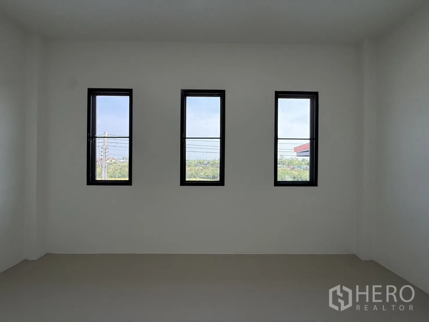 โกดัง for rent in Lam Luk Ka, Pathum Thani - ห้องออฟฟิศสว่างพร้อมหน้าต่างแนวตั้งสี่บาน