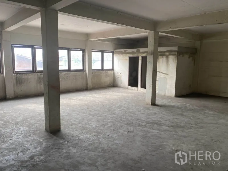 店屋 出租在Yan Nawa, Bangkok - 未装修的开放式楼层，多扇窗户采光充足。