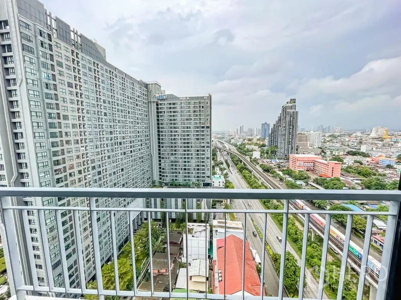 คอนโด ขาย - วิวระเบียงชั้นสูง เห็นคอนโดใกล้เคียง รางรถไฟฟ้า และเมืองโดยรอบ