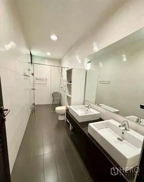 带办公室的家 出租在Watthana, Bangkok - 狭长浴室，双方形洗手台、大镜面与步入式淋浴