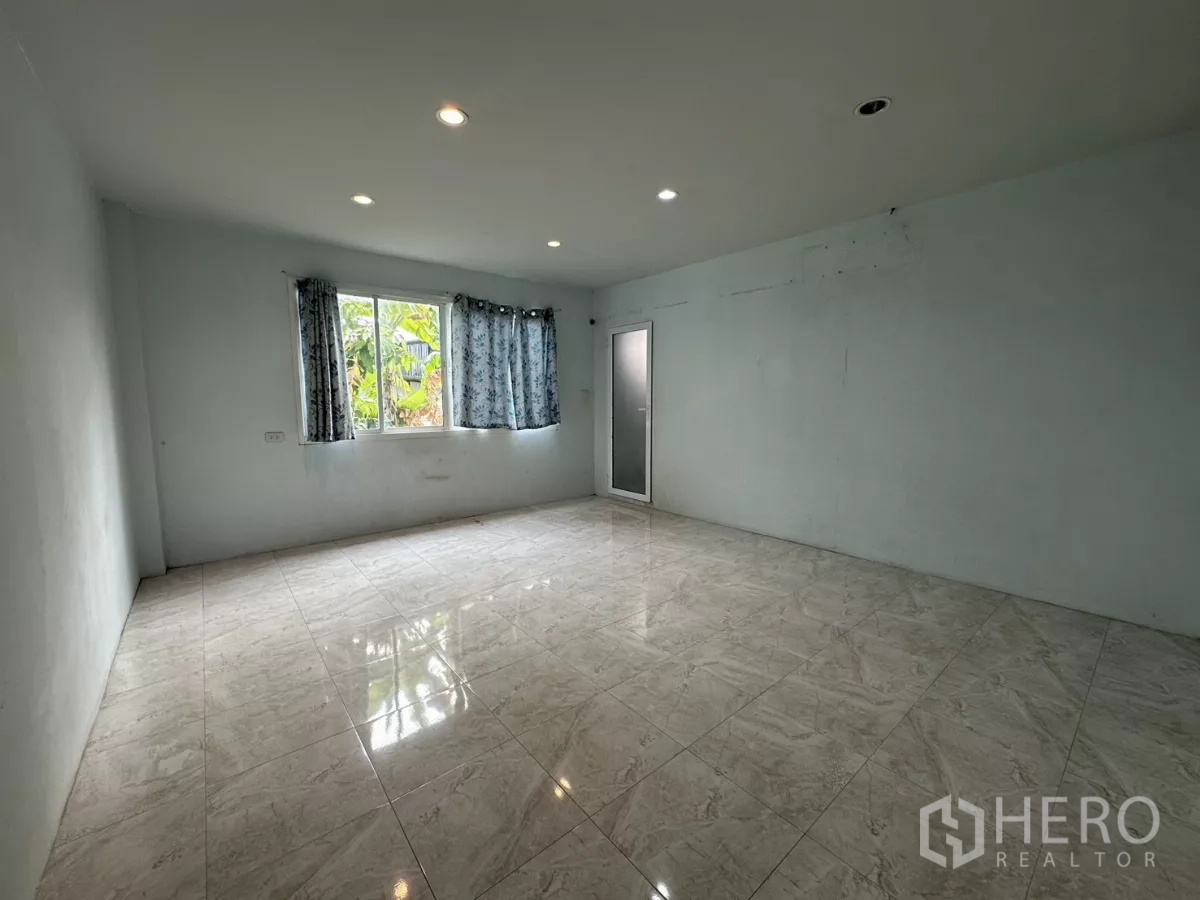 สำนักงานที่บ้าน ให้เช่า - ห้องชั้นล่างมีหน้าต่าง ผ้าม่าน และประตูกระจกฝ้า.