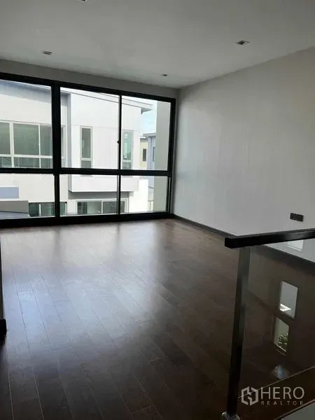 บ้าน ขายในBang Kruai, Nonthaburi - พื้นที่นั่งเล่นชั้นบนสว่างด้วยหน้าต่างบานใหญ่และพื้นไม้