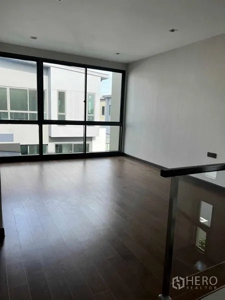 บ้าน ขายในBang Kruai, Nonthaburi - พื้นที่นั่งเล่นชั้นบนสว่างด้วยหน้าต่างบานใหญ่และพื้นไม้