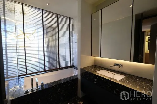 公寓 出租 - 现代卫浴，浸泡浴缸、黑色大理石台面与大镜柜、百叶窗。