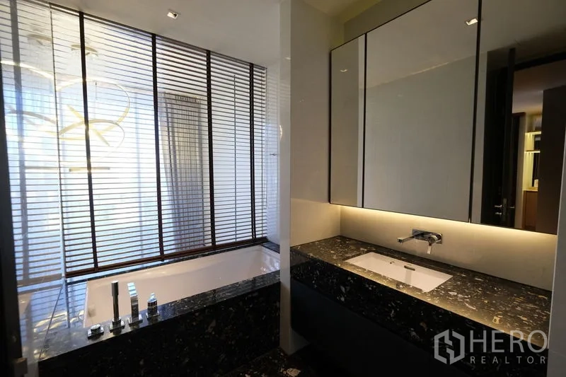 公寓 出租 - 现代卫浴，浸泡浴缸、黑色大理石台面与大镜柜、百叶窗。