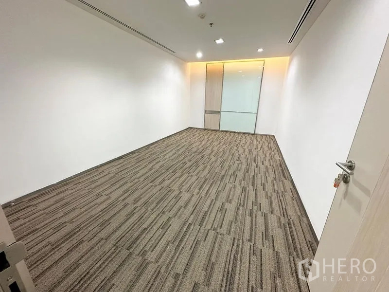 สำนักงาน ให้เช่าในWatthana, Bangkok - ห้องทำงานมุมอาคารพร้อมหน้าต่างบานใหญ่ มองเห็นอาคารสูงสมัยใหม่