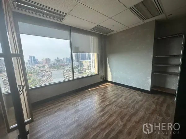 สำนักงาน ให้เช่าในChatuchak, Bangkok - ห้องทำงานมุมสว่างพร้อมพื้นลามิเนตและกระจกบานใหญ่ มองเห็นวิวสกายไลน์จตุจักร