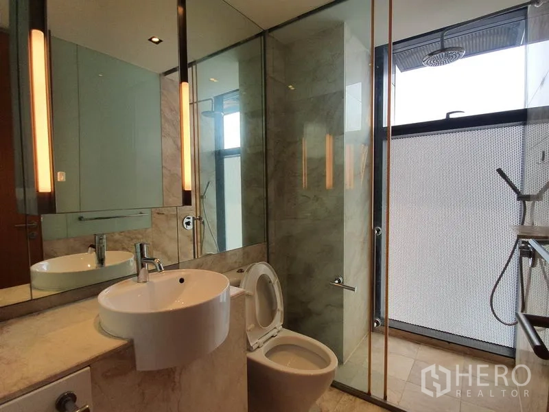 公寓 出租在Sathon, Bangkok - 大理石卫浴，玻璃淋浴间，圆形台盆与磨砂窗。