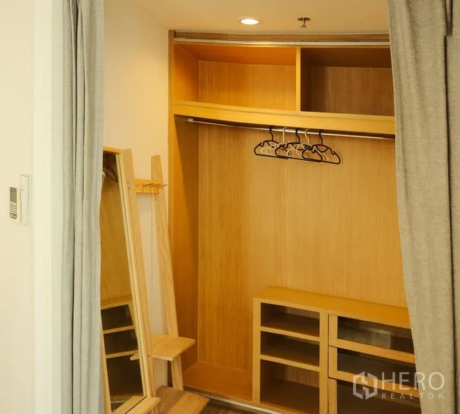 公寓 出租在Bang Rak, Bangkok - 内置木质步入式衣柜，层架、挂杆与全身镜