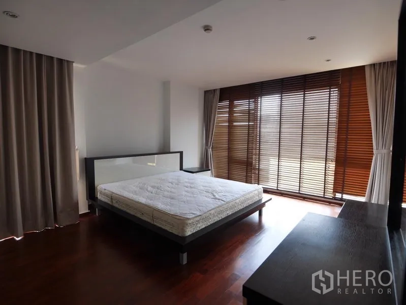 คอนโด ให้เช่าในPathum Wan, Bangkok - ห้องนอนมาสเตอร์กว้าง โปร่งด้วยกระจกสูงจรดพื้นและพื้นไม้