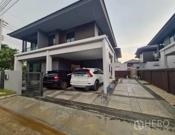 บ้าน ให้เช่าหรือขายในLam Luk Ka, Pathum Thani - บ้านเดี่ยวสองชั้นโครงการเศรษฐสิริ วงแหวน–ลำลูกกา พร้อมโรงจอดรถ 2 คันและประตูรั้วหน้าบ้าน