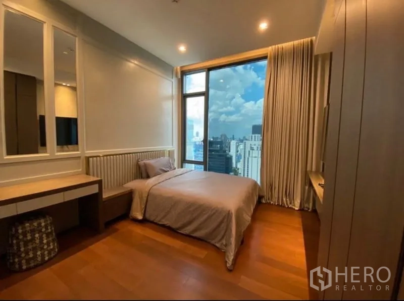 公寓 出租在Khlong Toei, Bangkok - 次卧配大窗与梳妆台，享城市景观。