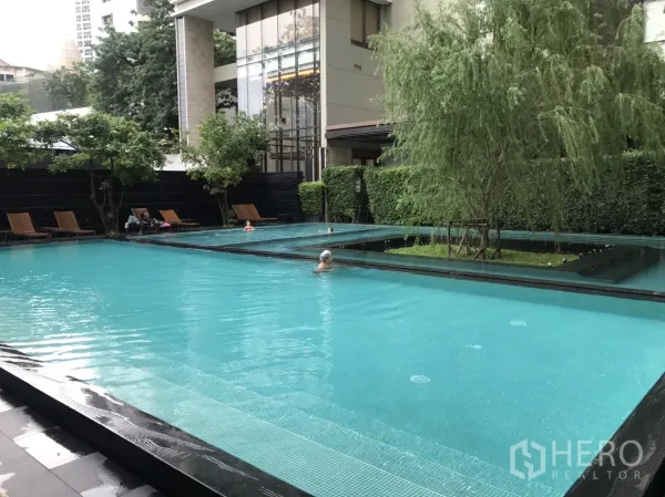 คอนโด ให้เช่าหรือขายในKhlong Toei, Bangkok - สระว่ายน้ำกลางแจ้งของคอนโดพร้อมเตียงอาบแดดและสวนต้นไม้