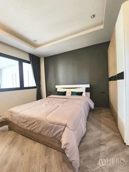 联排别墅 出租在Watthana, Bangkok - 卧室采光良好，木纹地板，内置衣柜与大窗帘。