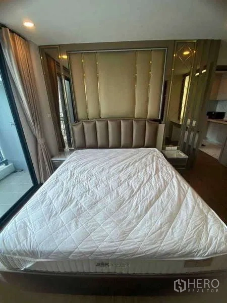 公寓 出售在Huai Khwang, Bangkok - 转角卧室带落地窗和阳台出入口，软包床头。