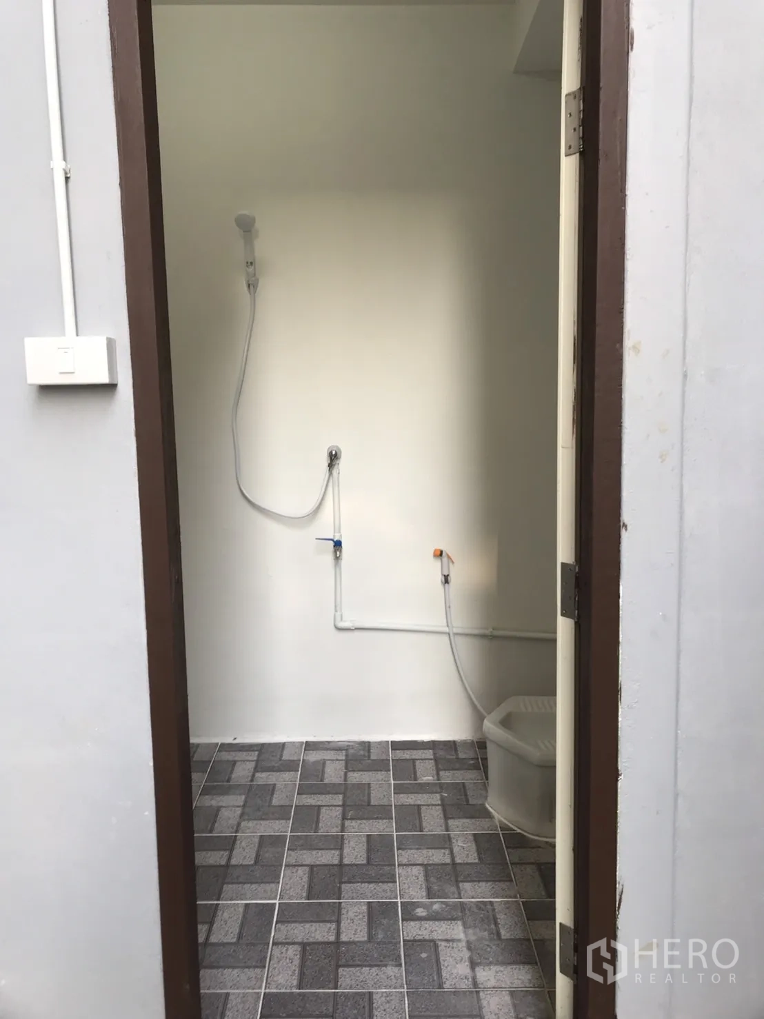 คลังสินค้า ให้เช่าในLam Luk Ka, Pathum Thani - ประตูทางเข้าห้องน้ำมีฝักบัวสายอ่อนและพื้นกระเบื้องลาย