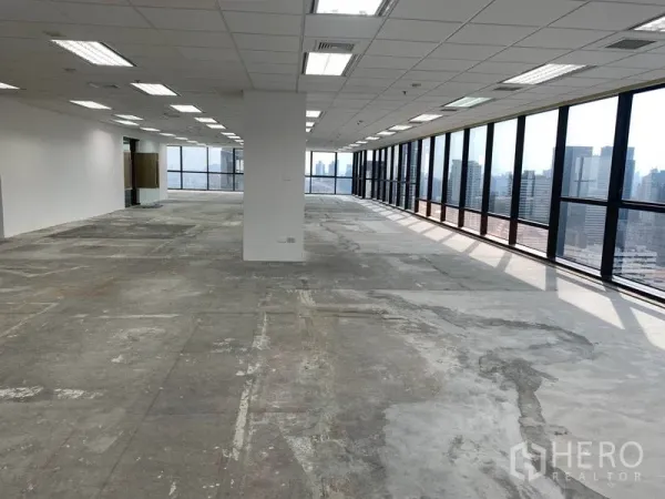 สำนักงาน ให้เช่าในRatchathewi, Bangkok - ออฟฟิศแปลนลึก กระจกโดยรอบ เปิดรับแสงธรรมชาติทั่วพื้นที่