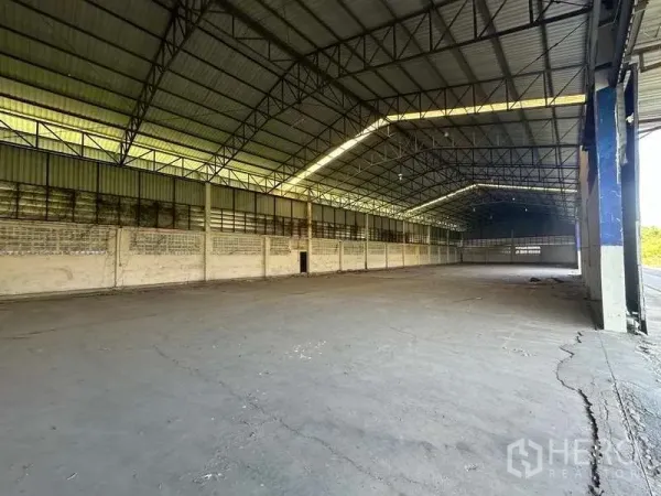 货栈 出租在Wang Noi, Phra Nakhon Si Ayutthaya - 仓库内部宽敞，高钢结构屋顶与混凝土地面，适合存储。