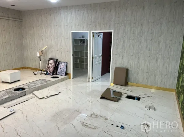 พื้นที่ขายปลีก ให้เช่าในKhlong Toei, Bangkok - พื้นที่ร้านแบบเปิดโล่ง พื้นลายหินอ่อน แท่นยกระดับ ทางเข้าห้องด้านหลังและจุดสาธารณูปโภค